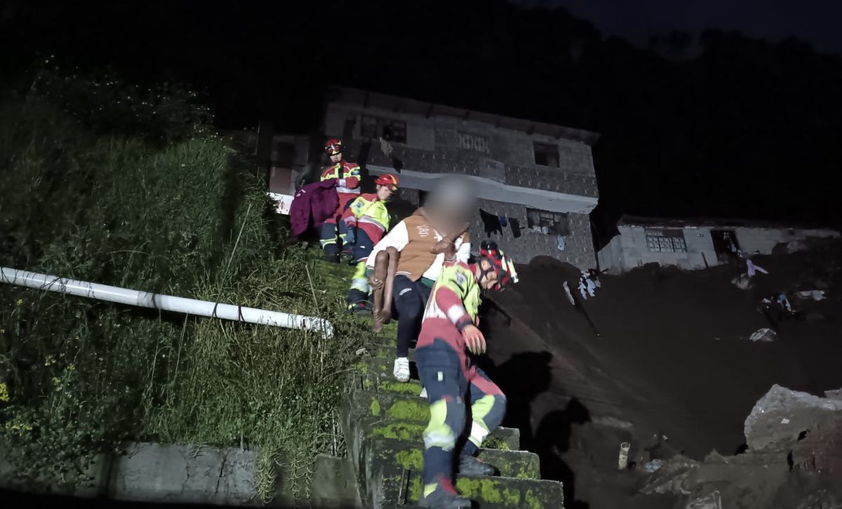 Lluvias en Quito provocan deslizamiento de tierra en Cotocollao 20 personas serán reubicadas