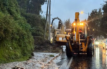 Lluvias provocan caos vial en Quito autopista Rumiñahui se convierte en `'río'