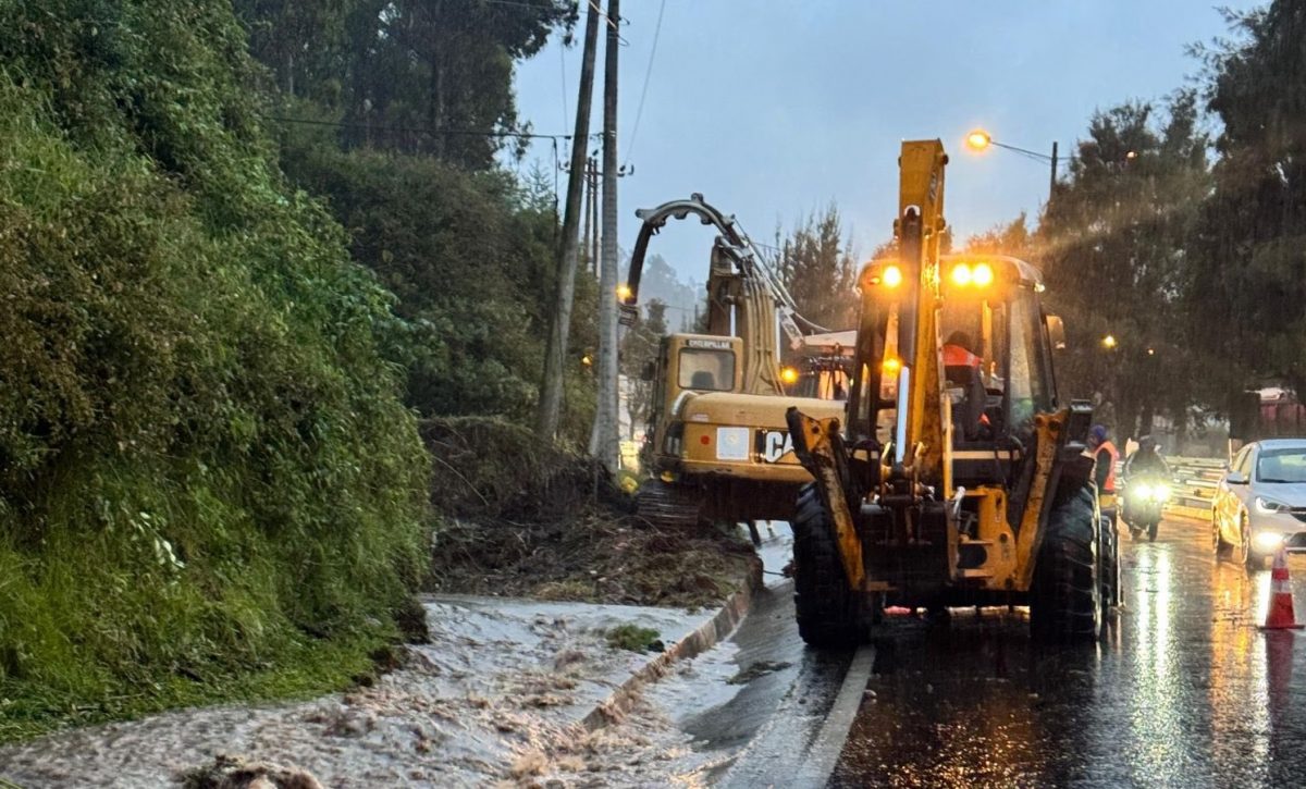 Lluvias provocan caos vial en Quito autopista Rumiñahui se convierte en `'río'