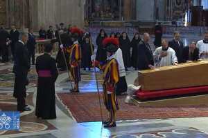 Los Reyes de España se despidieron del Papa Francisco previo a su funeral, en el Vaticano