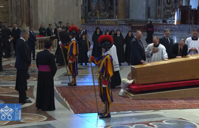 Los Reyes de España se despidieron del Papa Francisco previo a su funeral, en el Vaticano