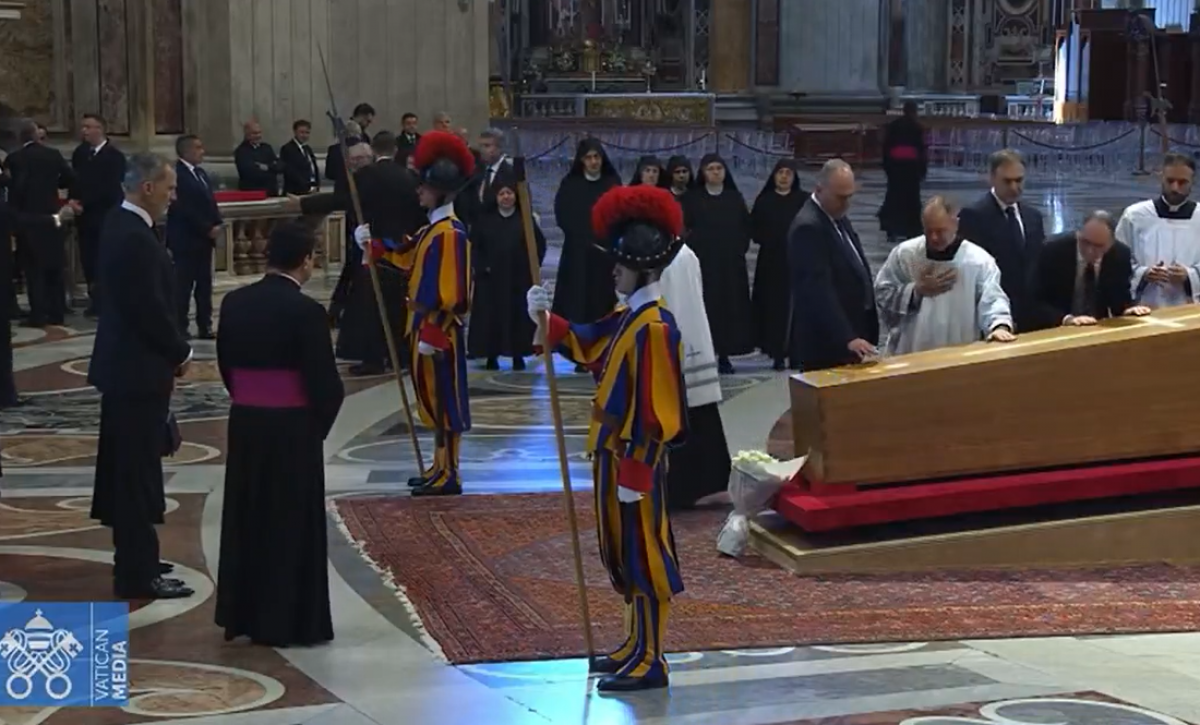 Los Reyes de España se despidieron del Papa Francisco previo a su funeral, en el Vaticano