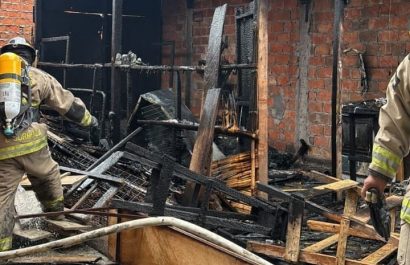 Los bomberos controlaron las llamas que amenazaban con contaminar otras viviendas.