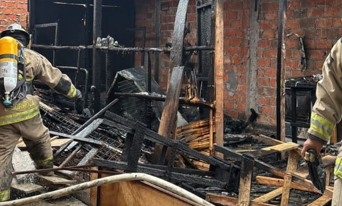 Los bomberos controlaron las llamas que amenazaban con contaminar otras viviendas.