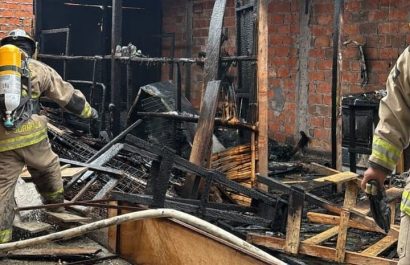 Los bomberos controlaron las llamas que amenazaban con contaminar otras viviendas.