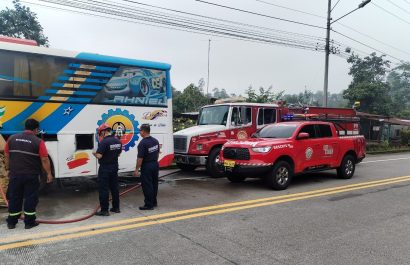 Los bomberos de El Carmen actuaron rápido y evitaron que se incendiara el autobús.