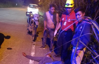 Los bomberos de El Carmen llegaron al lugar para auxiliar al herido.