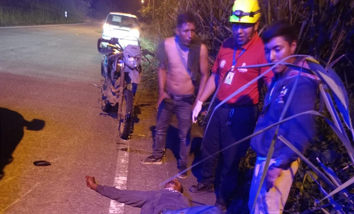 Los bomberos de El Carmen llegaron al lugar para auxiliar al herido.