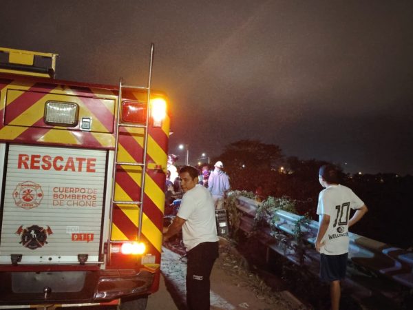 Los bomberos llegaron al lugar para efectuar el rescate del cuerpo del motociclista fallecido.