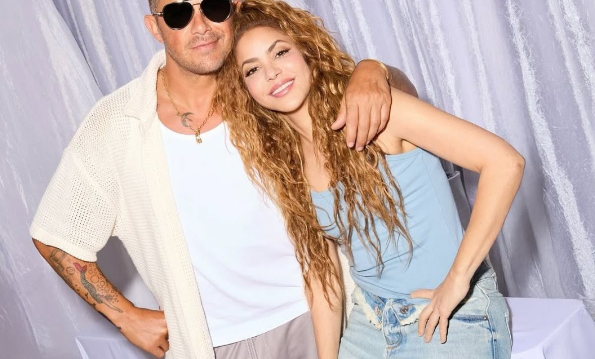 Los cantantes Alejandro Sanz junto a Shakira.
