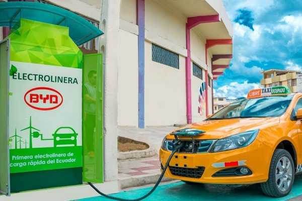 Los carros eléctricos se pueden cargar en el domicilio con energía de 220 voltios.