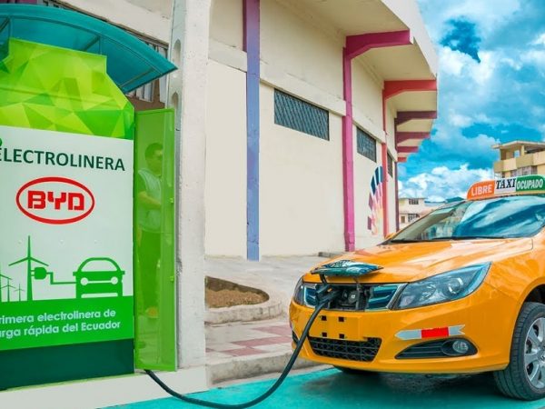 Los carros eléctricos se pueden cargar en el domicilio con energía de 220 voltios.