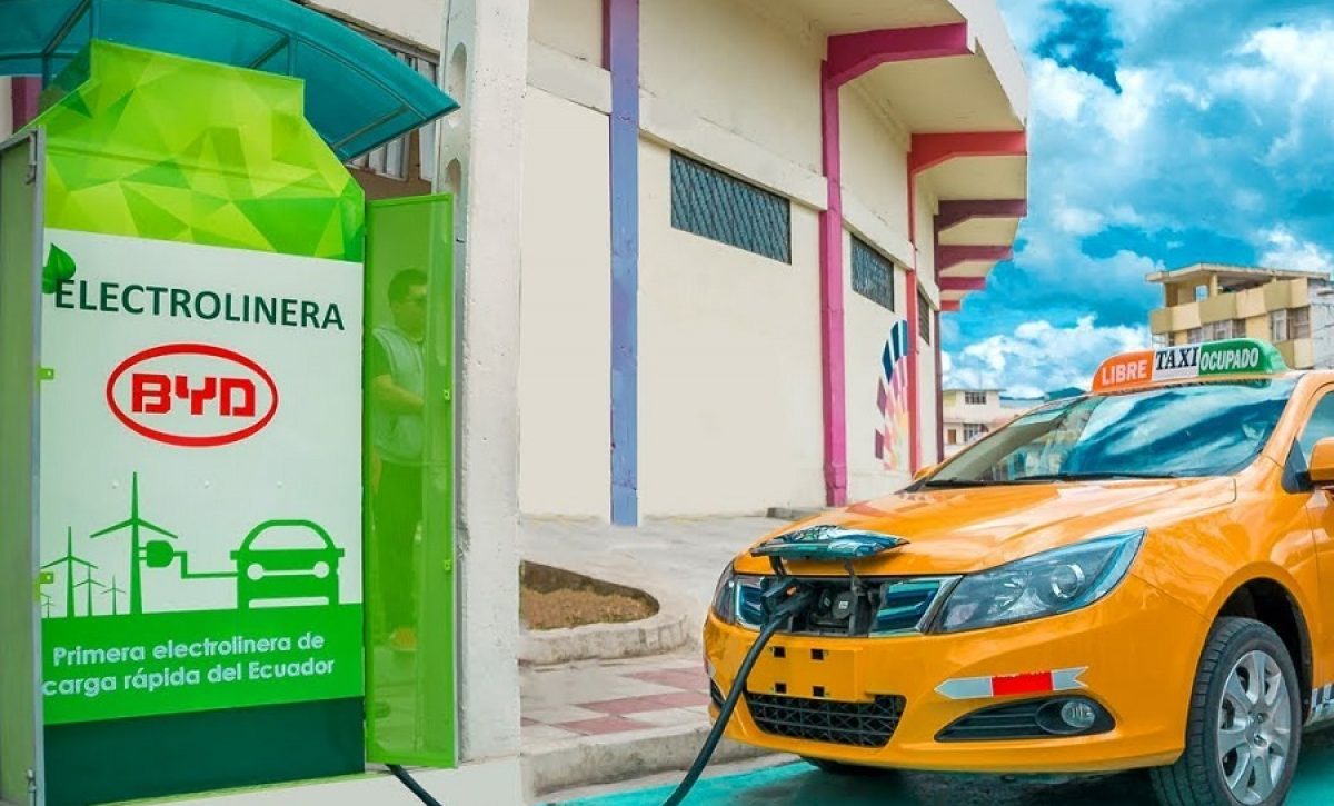 Los carros eléctricos se pueden cargar en el domicilio con energía de 220 voltios.