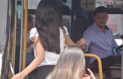 Los cobradores de buses de Santo Domingo desempeñaban tareas cruciales en el transporte urbano, como ayudar a personas mayores y anunciar las rutas.