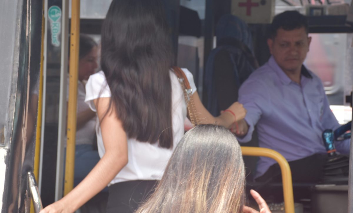 Los cobradores de buses de Santo Domingo desempeñaban tareas cruciales en el transporte urbano, como ayudar a personas mayores y anunciar las rutas.