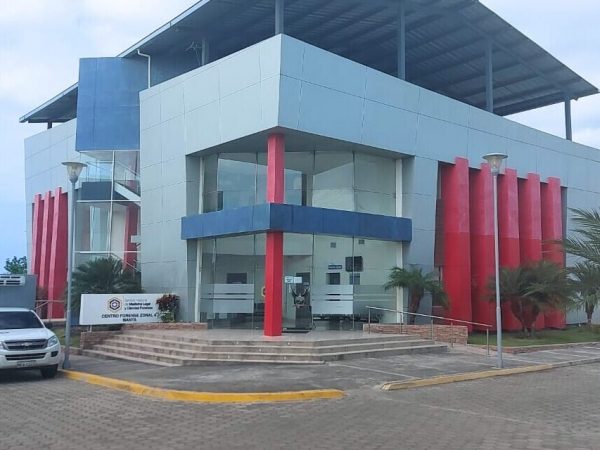 Los cuerpos de la pareja fueron trasladados al centro forense de Manta para la autopsia de rigor.