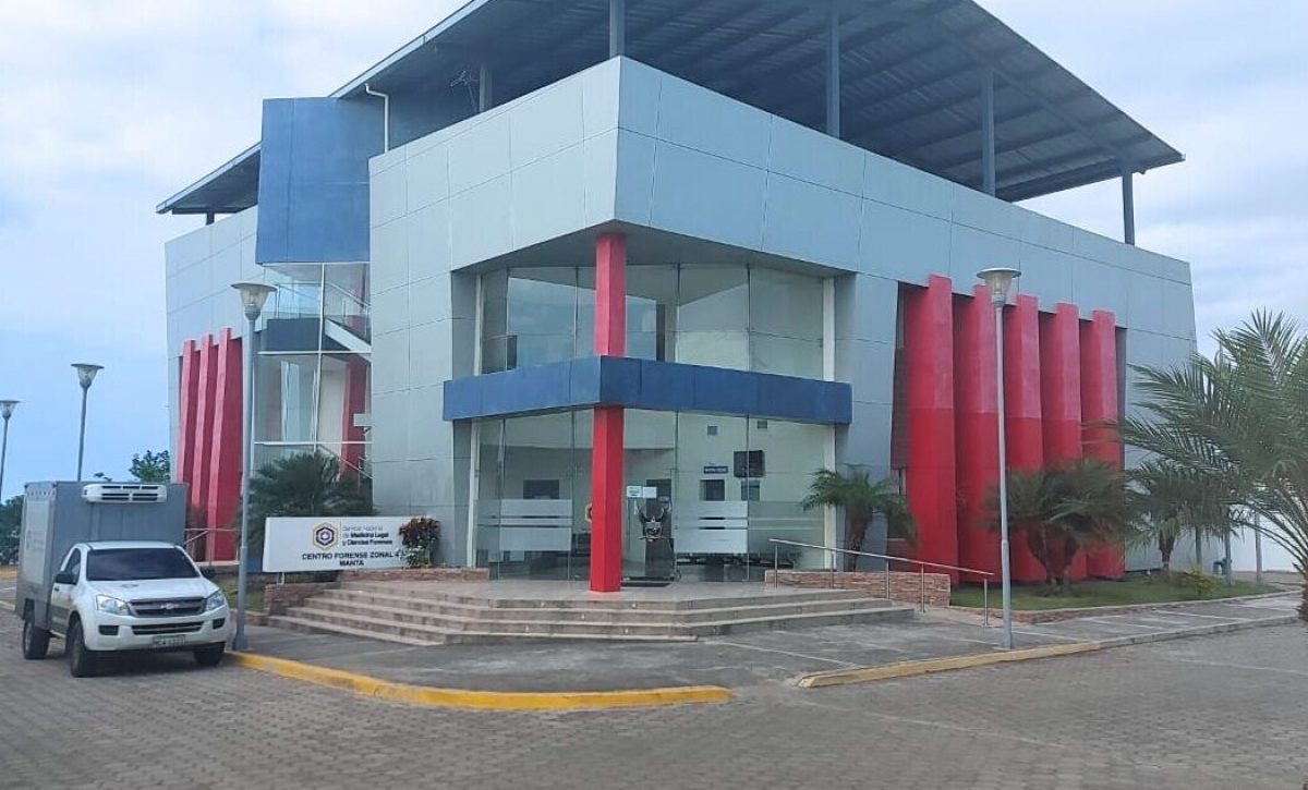 Los cuerpos de la pareja fueron trasladados al centro forense de Manta para la autopsia de rigor.