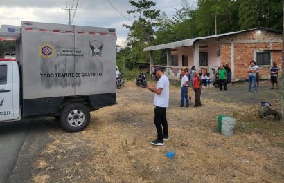 Los cuerpos fueron llevados por personal de medicina legal al centro forense de Manta para la autopsia de rigor.