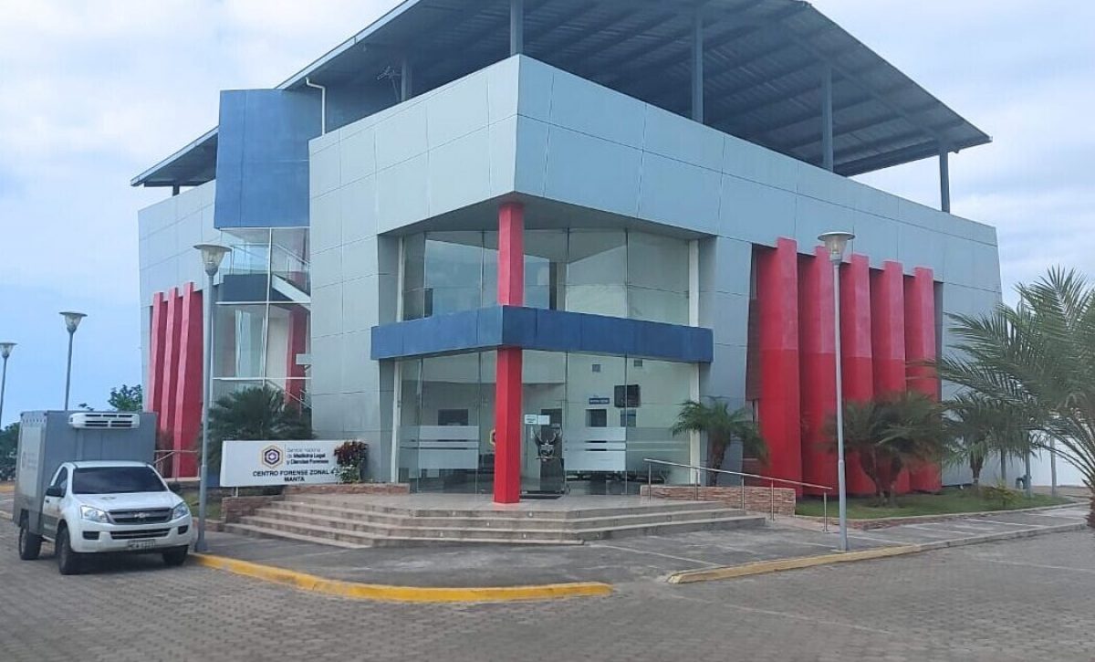 Los cuerpos fueron trasladados al centro forense de Manta para la autopsia de rigor.