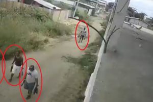 Los detenidos fueron grabados por cámaras de seguridad después del atraco del pescado.