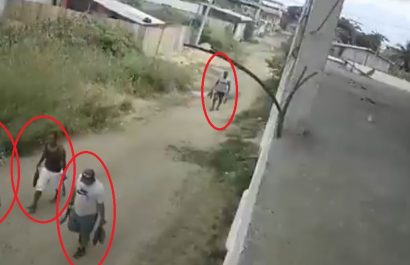 Los detenidos fueron grabados por cámaras de seguridad después del atraco del pescado.