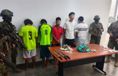 Los detenidos junto a las evidencias que fueron decomisadas por los militares.