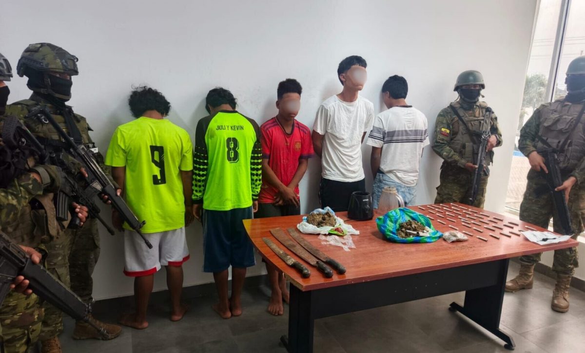 Los detenidos junto a las evidencias que fueron decomisadas por los militares.