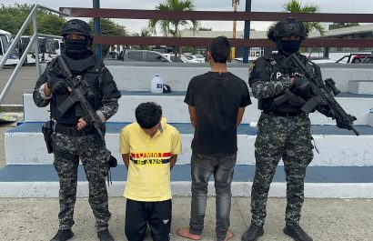 Los dos sospechosos fueron aprehendidos y entregados a las autoridades judiciales.