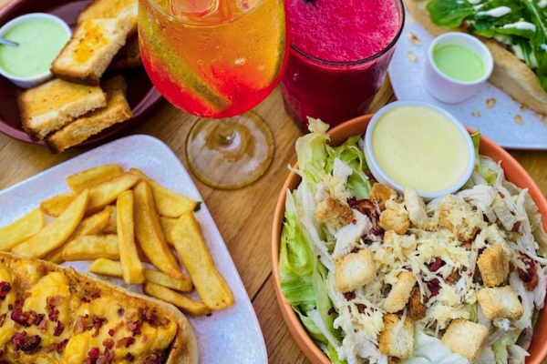 Los ecuatorianos optan por comer fuera los fines de semana buscando momentos sociales y sabores únicos.