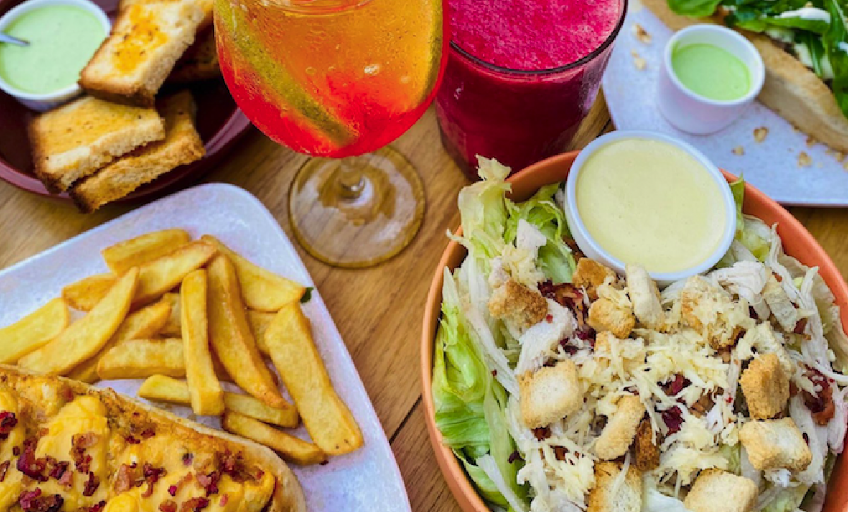 Los ecuatorianos optan por comer fuera los fines de semana buscando momentos sociales y sabores únicos.