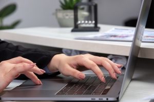 Los empleados públicos serán evaluados cada seis meses si prospera la ley que propone el gobierno de Ecuador