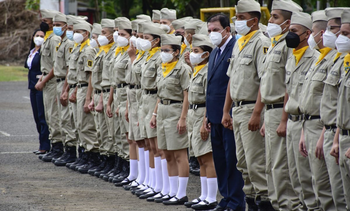 Estudiantes del colegio militar Miguel Iturralde de Portoviejo, llegaron a clases con mascarillas, para evitar contagios de tosferina.