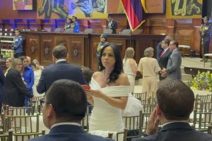 Los excorreístas Marcela Holguín y Fausto Jarrín asistieron a la posesión de Daniel Noboa en la Asamblea