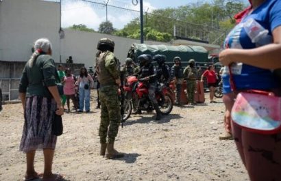 Los familiares de los reclusos llegaron hasta el centro de reclusión para saber el estado de salud de los suyos.