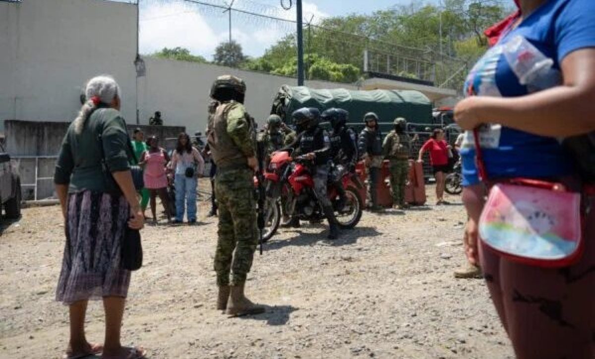 Los familiares de los reclusos llegaron hasta el centro de reclusión para saber el estado de salud de los suyos.