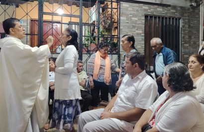 Los fieles devotos a la Virgen El Rosario compartieron una misa en el callejón San Carlos.