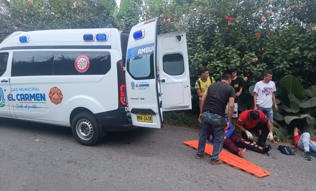 Los heridos fueron trasladados por paramédicos del Cuerpo de Bomberos de El Carmen a un hospital.
