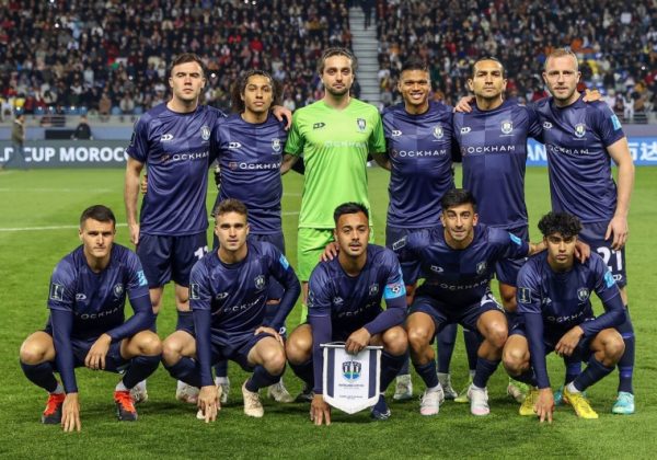 Los jugadores del Auckland City FC, el club semi-profesional de Nueva Zelanda que compite en el Mundial de Clubes 2025, dividen su tiempo entre profesiones diversas y el fútbol.