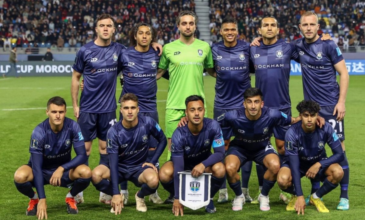 Los jugadores del Auckland City FC, el club semi-profesional de Nueva Zelanda que compite en el Mundial de Clubes 2025, dividen su tiempo entre profesiones diversas y el fútbol.