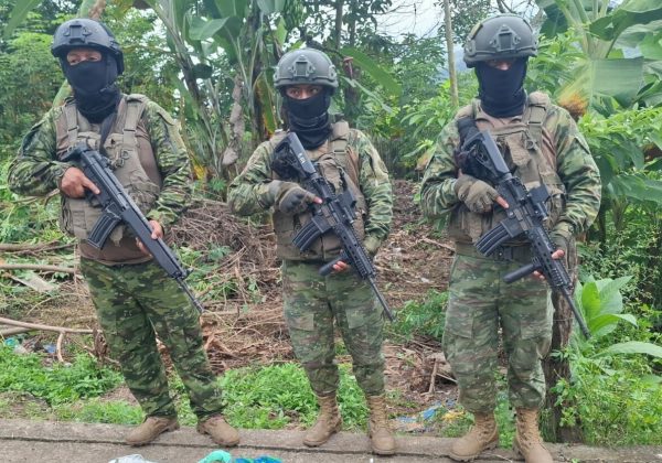 Los militares brindaron la seguridad para los ciudadanos en la parroquia Chanduy en Santa Elena.