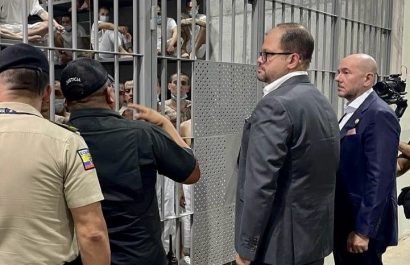 Los ministros ecuatorianos, de Defensa, Gian Carlos Loffredo, y del Interior, John Reinberg, de Ecuador, están de visita en el CECOT.