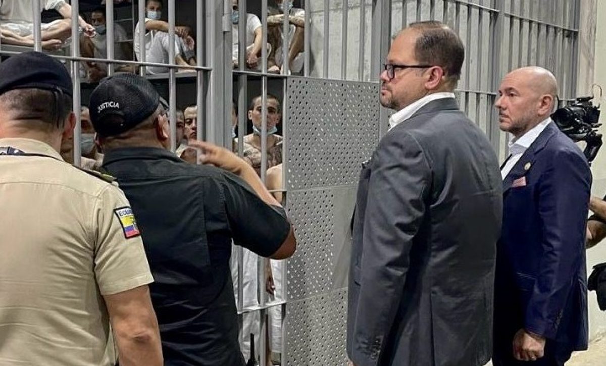 Los ministros ecuatorianos, de Defensa, Gian Carlos Loffredo, y del Interior, John Reinberg, de Ecuador, están de visita en el CECOT.
