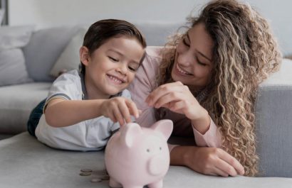Los padres que demuestran hábitos financieros responsables, como comparar precios o ahorrar, influyen positivamente en los niños.