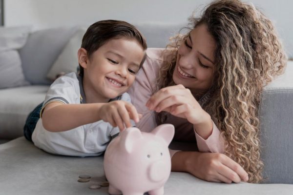 Los padres que demuestran hábitos financieros responsables, como comparar precios o ahorrar, influyen positivamente en los niños.