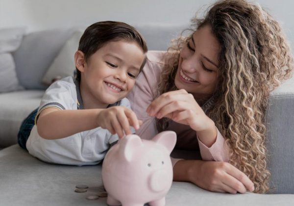Los padres que demuestran hábitos financieros responsables, como comparar precios o ahorrar, influyen positivamente en los niños.