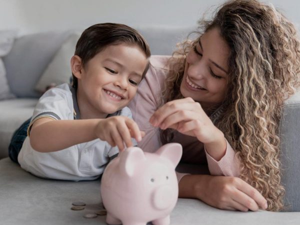 Los padres que demuestran hábitos financieros responsables, como comparar precios o ahorrar, influyen positivamente en los niños.