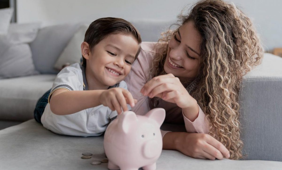 Los padres que demuestran hábitos financieros responsables, como comparar precios o ahorrar, influyen positivamente en los niños.