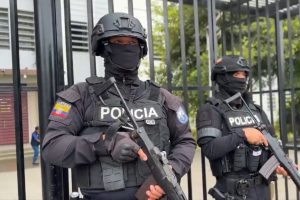 Los policías custodiaron las instalaciones del colegio mientras se realizaba el operativo que dejó a un menor aislado.