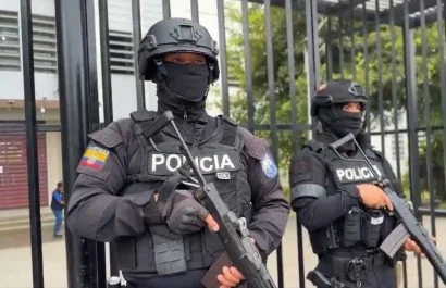 Los policías custodiaron las instalaciones del colegio mientras se realizaba el operativo que dejó a un menor aislado.