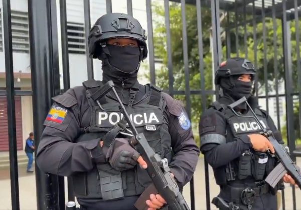 Los policías custodiaron las instalaciones del colegio mientras se realizaba el operativo que dejó a un menor aislado.